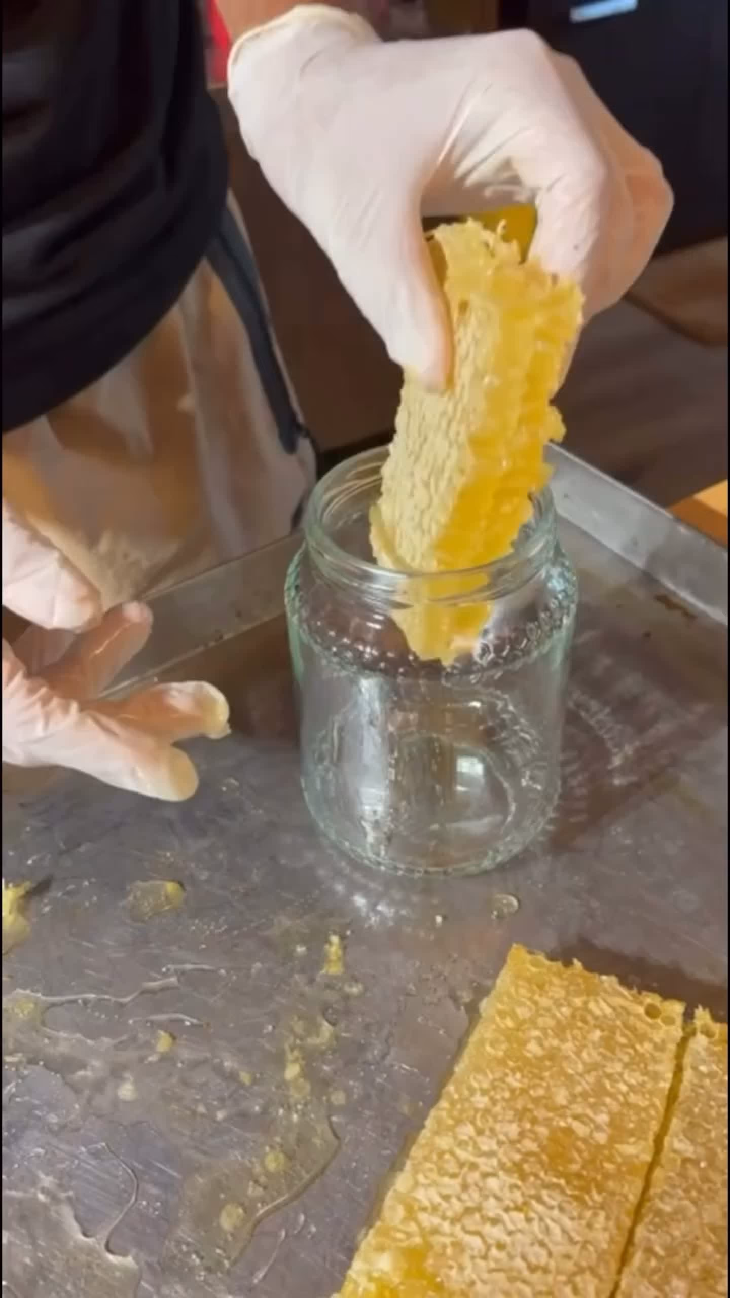 Fotogramma dal video dell’azienda sul miele in favo