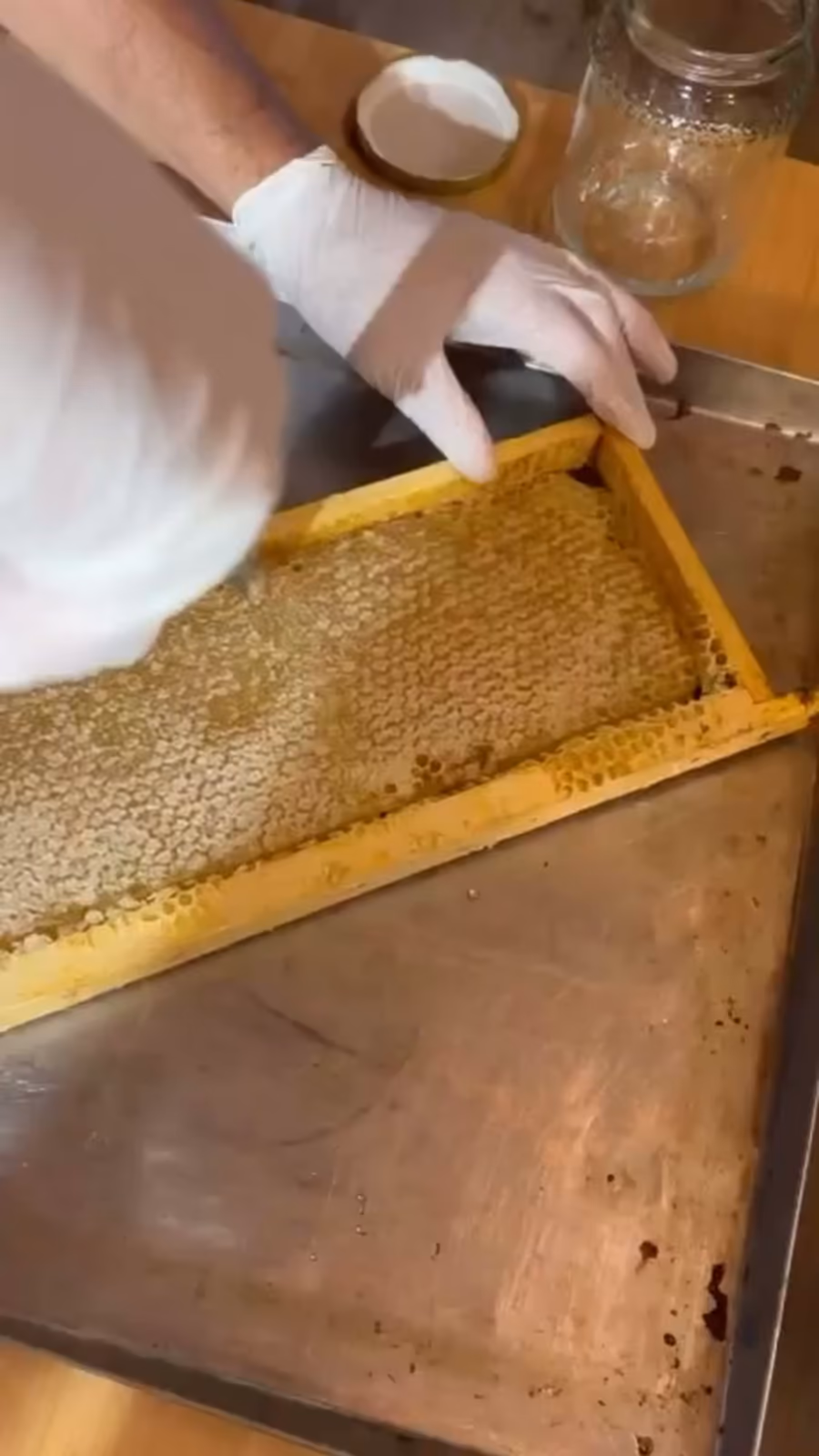 Fotogramma dal video dell’azienda sul miele in favo